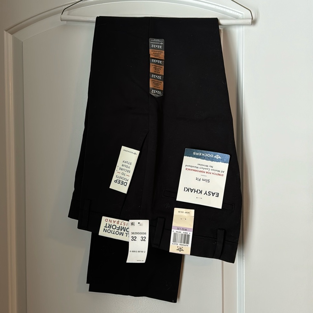 New with tags. Dockers slim fit black khakis. Size 32x32